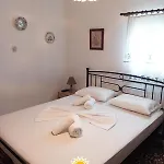 Serenity House سكيروس